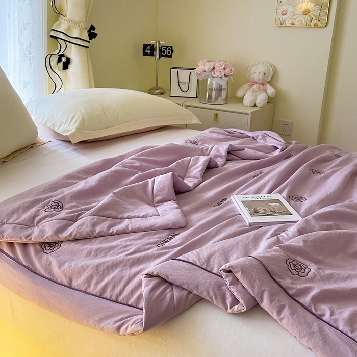 91家纺网 家纺一手货源 找家纺 被靠被2024新款锦丝缎空调夏被-山茶花 水晶紫