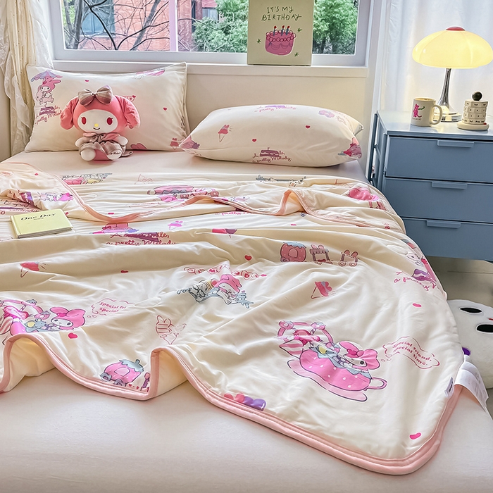 91家纺网 家纺一手货源 找家纺 金爱家 2024新款A类三丽鸥正版授权高品质牛奶丝软糯针织棉夏被系列 针织棉三丽鸥-游乐园美乐蒂