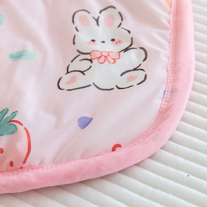 91家纺网 家纺一手货源 找家纺 艾佳宝贝 2024春夏凉感丝儿童糖果夏被 草莓兔宝