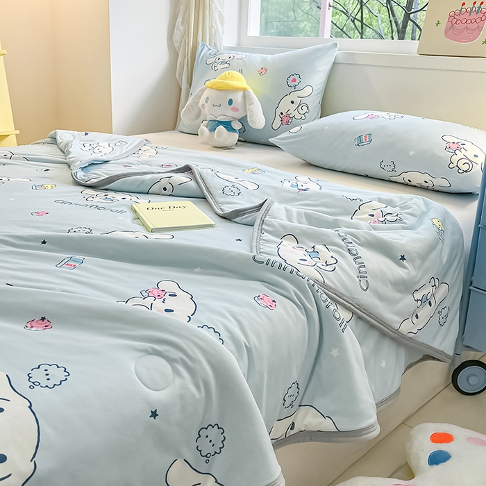 91家纺网 家纺一手货源 找家纺 桃子家居 2024新款A类三丽鸥正版授权高品质牛奶丝软糯针织棉夏被系列 针织棉三丽鸥-牛奶甜点玉桂狗