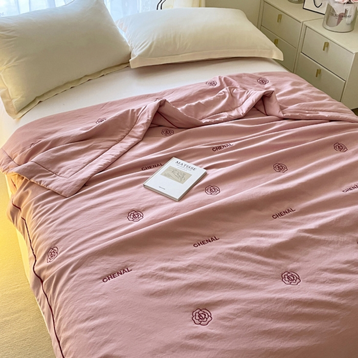 91家纺网 家纺一手货源 找家纺 被靠被2024新款锦丝缎空调夏被-山茶花 温柔粉