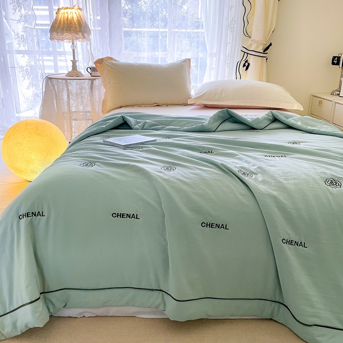 91家纺网 家纺一手货源 找家纺 被靠被2024新款锦丝缎空调夏被-山茶花 甘蓝绿