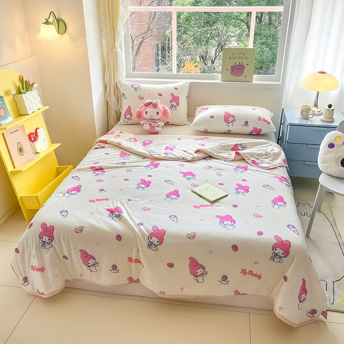 91家纺网 家纺一手货源 找家纺 金爱家 2024新款A类三丽鸥正版授权高品质牛奶丝软糯针织棉夏被系列 针织棉三丽鸥-草莓甜筒美乐蒂