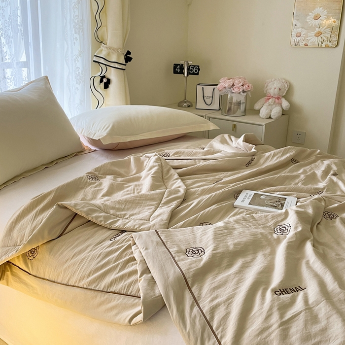 91家纺网 家纺一手货源 找家纺 被靠被2024新款锦丝缎空调夏被-山茶花 岚烟黄