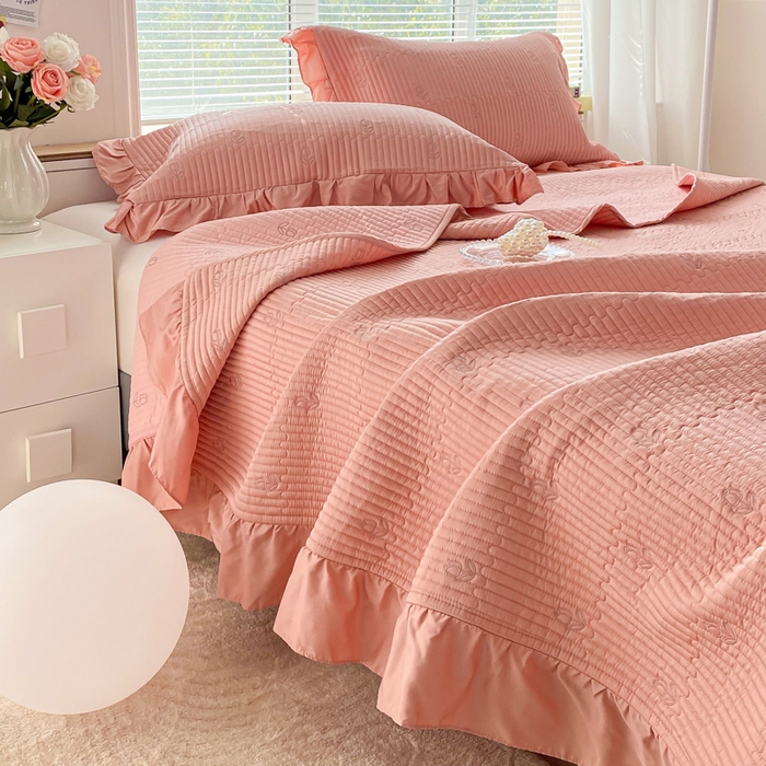 91家纺网 家纺一手货源 找家纺 胜权家纺 2024新款A类60S天丝夹棉绣花床盖三件套 静待花开--香草玉