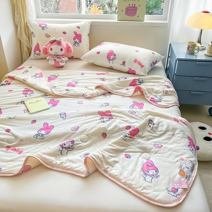 91家纺网 家纺一手货源 找家纺 金爱家 2024新款A类三丽鸥正版授权高品质牛奶丝软糯针织棉夏被系列 针织棉三丽鸥-草莓甜筒美乐蒂