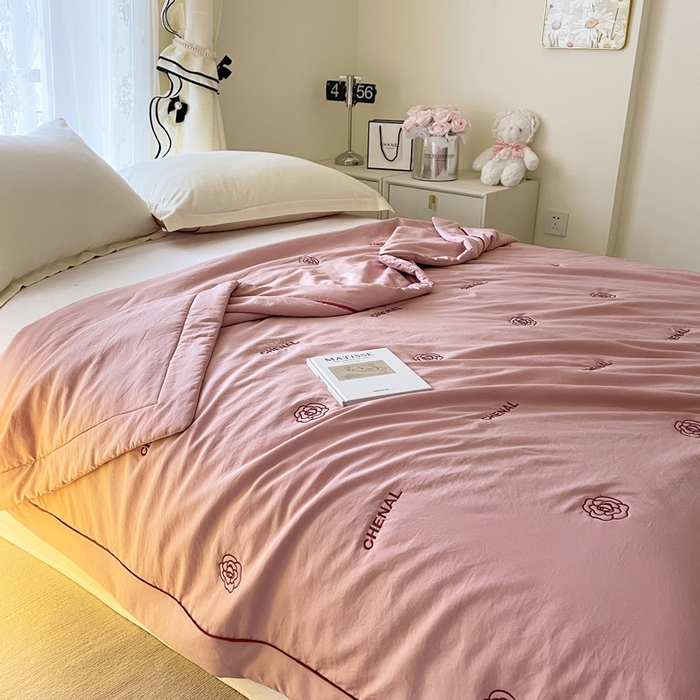 91家纺网 家纺一手货源 找家纺 被靠被2024新款锦丝缎空调夏被-山茶花 温柔粉