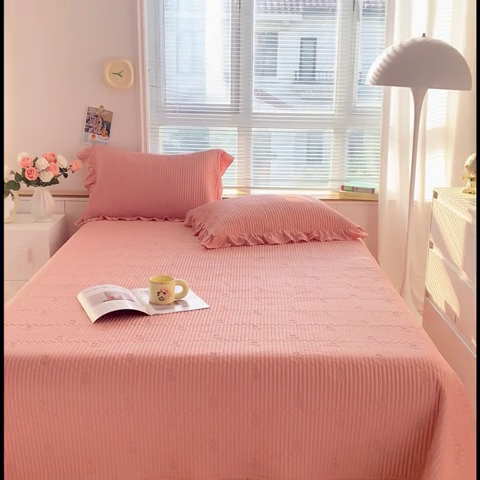 91家纺网 家纺一手货源 找家纺 胜权家纺 2024新款A类60S天丝夹棉绣花床盖三件套 静待花开--香草玉