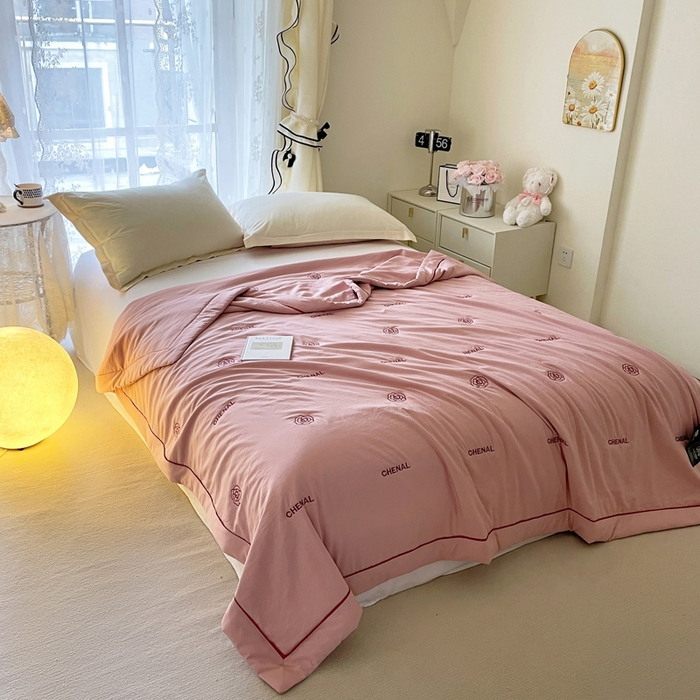 91家纺网 家纺一手货源 找家纺 被靠被2024新款锦丝缎空调夏被-山茶花 温柔粉