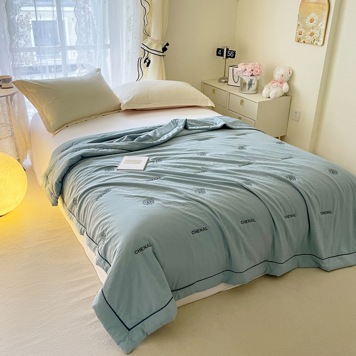 91家纺网 家纺一手货源 找家纺 被靠被2024新款锦丝缎空调夏被-山茶花 逐梦蓝