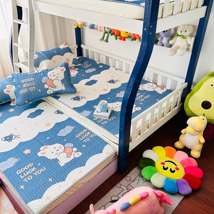 91家纺网 家纺一手货源 找家纺 小虾米 2024新款上下床乳胶凉席床笠款印花凉席三件套 快乐宝贝