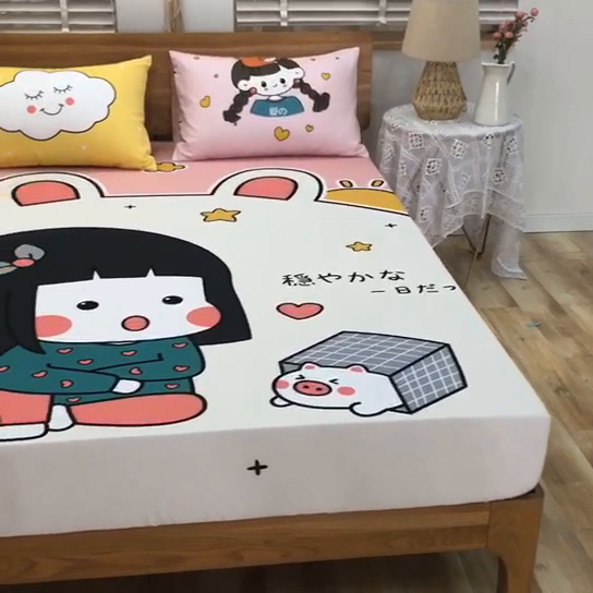 91家纺网 家纺一手货源 找家纺 沐白家居 2024新款纯棉喷气133*72二次元大版印花单床笠 那个女孩