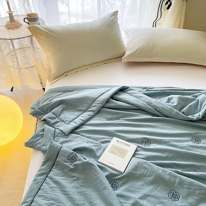 91家纺网 家纺一手货源 找家纺 被靠被2024新款锦丝缎空调夏被-山茶花 逐梦蓝