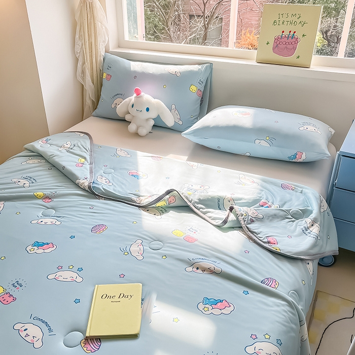 91家纺网 家纺一手货源 找家纺 桃子家居 2024新款A类三丽鸥正版授权高品质牛奶丝软糯针织棉夏被系列 针织棉三丽鸥-可爱玉桂狗