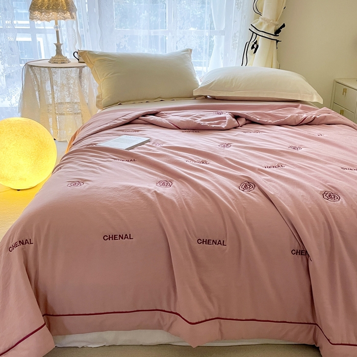 91家纺网 家纺一手货源 找家纺 被靠被2024新款锦丝缎空调夏被-山茶花 温柔粉