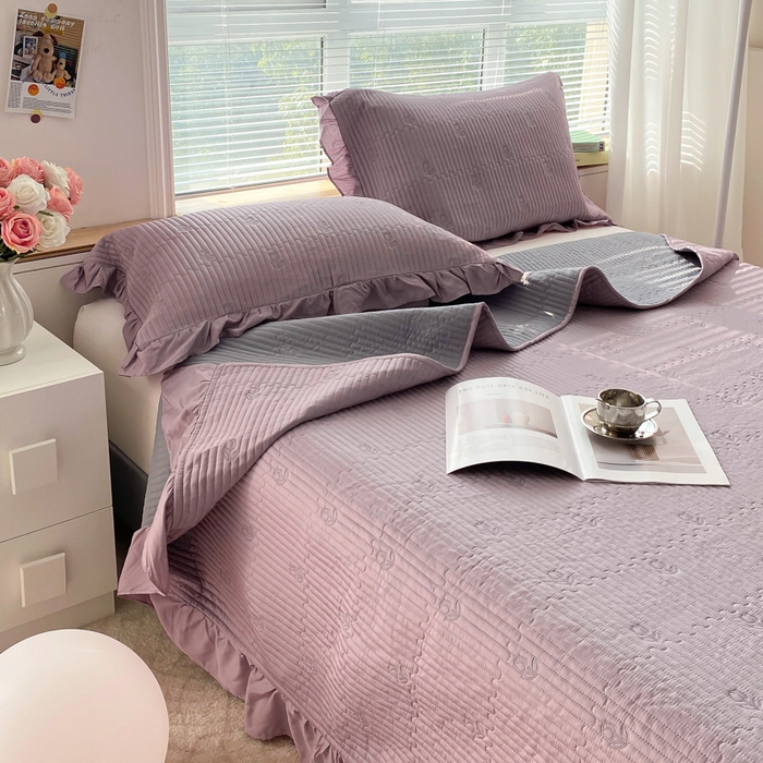 91家纺网 家纺一手货源 找家纺 胜权家纺 2024新款A类60S天丝夹棉绣花床盖三件套 静待花开--香芋紫