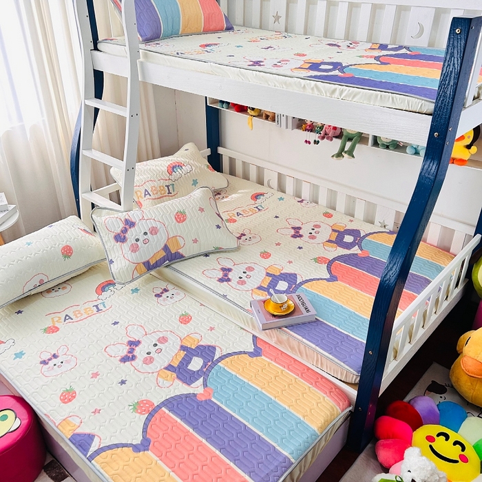 91家纺网 家纺一手货源 找家纺 小虾米 2024新款上下床乳胶凉席床笠款印花凉席三件套 彩虹兔