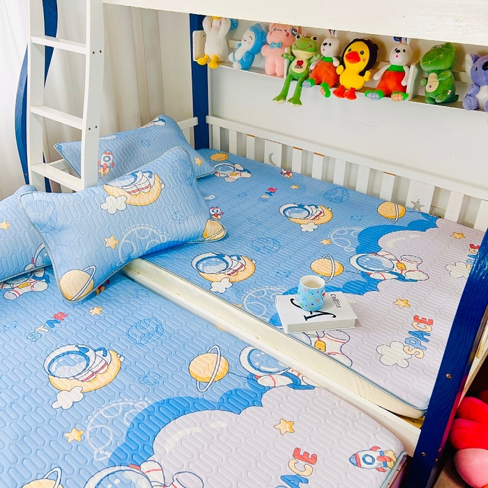 91家纺网 家纺一手货源 找家纺 小虾米 2024新款上下床乳胶凉席床笠款印花凉席三件套 宇航员