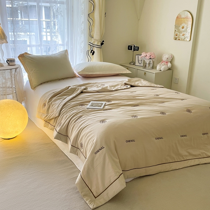 91家纺网 家纺一手货源 找家纺 被靠被2024新款锦丝缎空调夏被-山茶花 岚烟黄