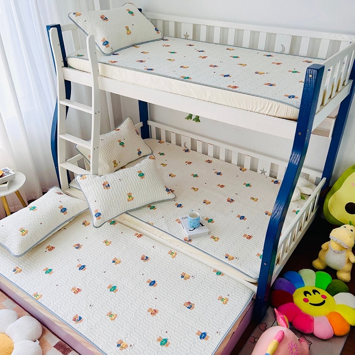 91家纺网 家纺一手货源 找家纺 小虾米 2024新款上下床乳胶凉席床笠款印花凉席三件套 小熊点点