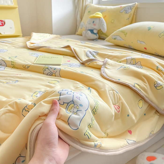 91家纺网 家纺一手货源 找家纺 金爱家 2024新款A类三丽鸥正版授权高品质牛奶丝软糯针织棉夏被系列 针织棉三丽鸥-柠檬玉桂狗