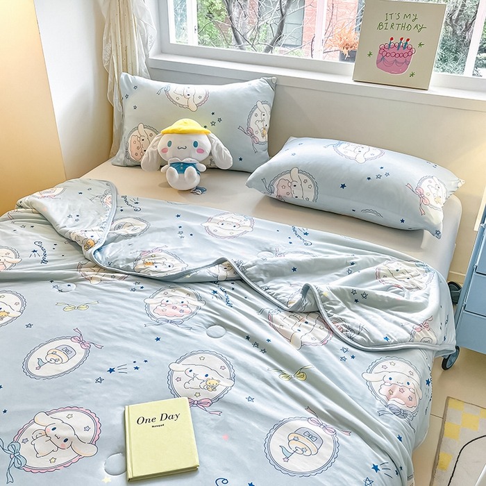 91家纺网 家纺一手货源 找家纺 金爱家 2024新款A类三丽鸥正版授权高品质牛奶丝软糯针织棉夏被系列 针织棉三丽鸥-蓝甜玉桂狗