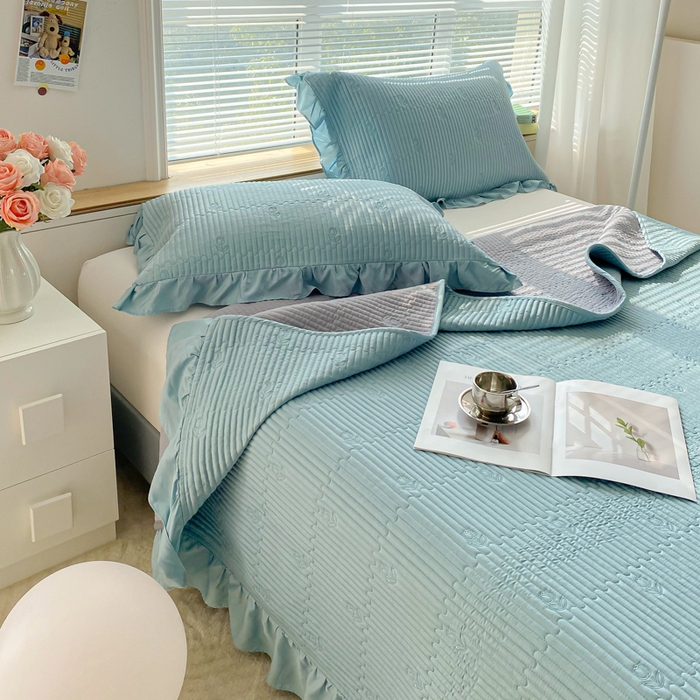 91家纺网 家纺一手货源 找家纺 胜权家纺 2024新款A类60S天丝夹棉绣花床盖三件套 静待花开--海藻蓝