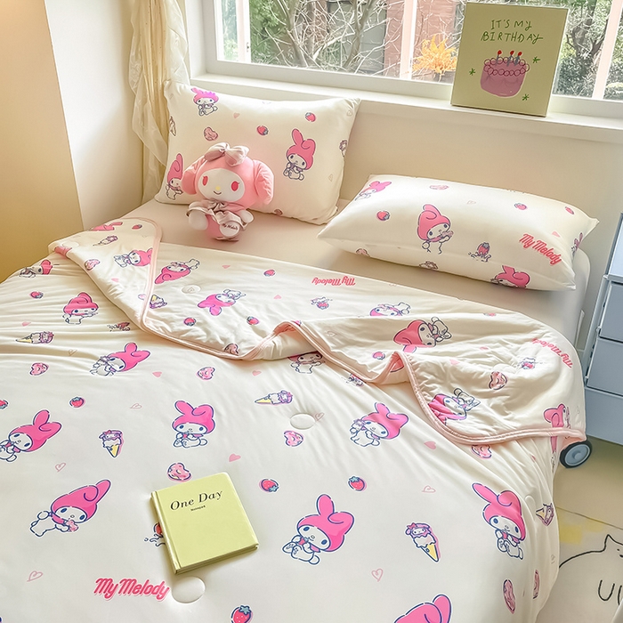 91家纺网 家纺一手货源 找家纺 金爱家 2024新款A类三丽鸥正版授权高品质牛奶丝软糯针织棉夏被系列 针织棉三丽鸥-草莓甜筒美乐蒂