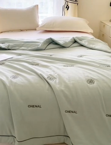 91家纺网 家纺一手货源 找家纺 被靠被2024新款锦丝缎空调夏被-山茶花 逐梦蓝