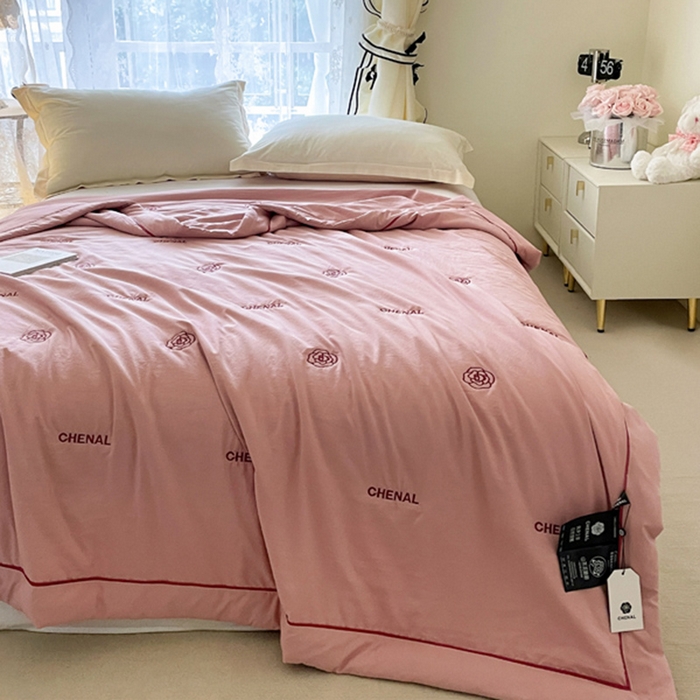 91家纺网 家纺一手货源 找家纺 被靠被2024新款锦丝缎空调夏被-山茶花 温柔粉