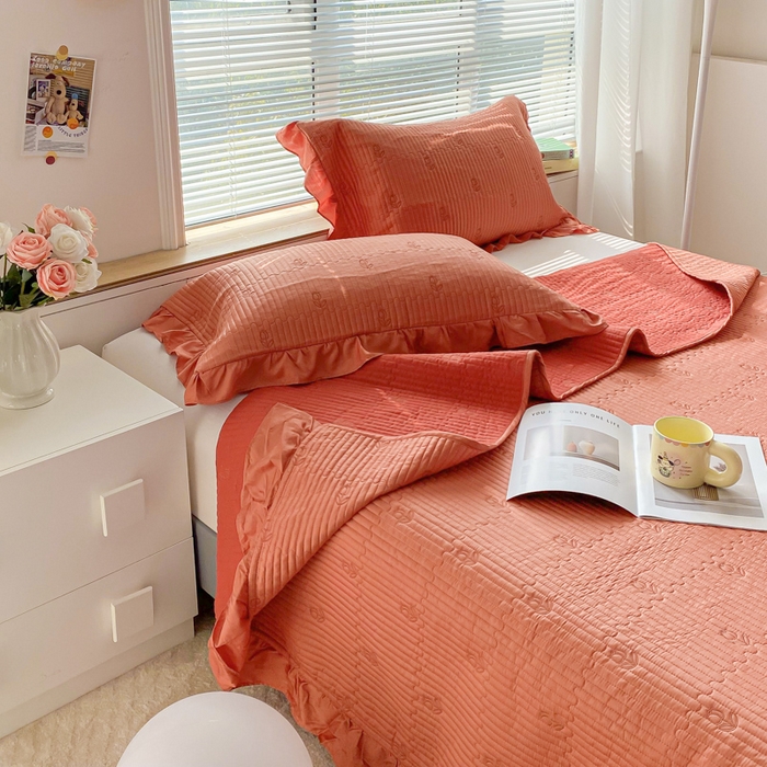 91家纺网 家纺一手货源 找家纺 胜权家纺 2024新款A类60S天丝夹棉绣花床盖三件套 静待花开--香橙橘