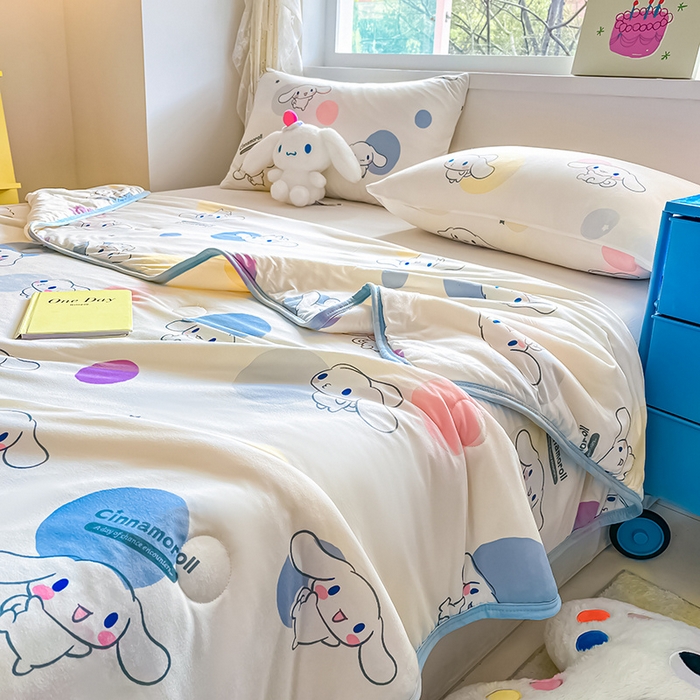 91家纺网 家纺一手货源 找家纺 桃子家居 2024新款A类三丽鸥正版授权高品质牛奶丝软糯针织棉夏被系列 针织棉三丽鸥-泡泡玉桂狗