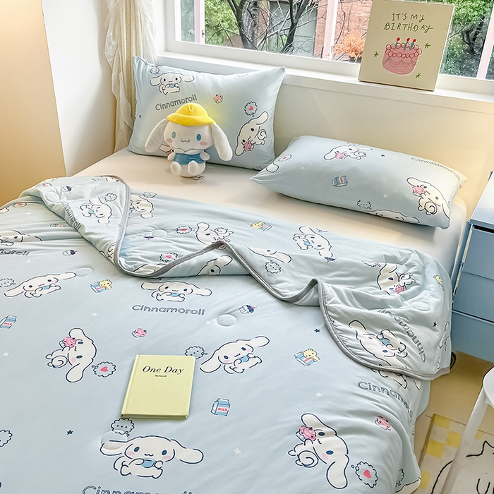 91家纺网 家纺一手货源 找家纺 金爱家 2024新款A类三丽鸥正版授权高品质牛奶丝软糯针织棉夏被系列 针织棉三丽鸥-牛奶甜点玉桂狗