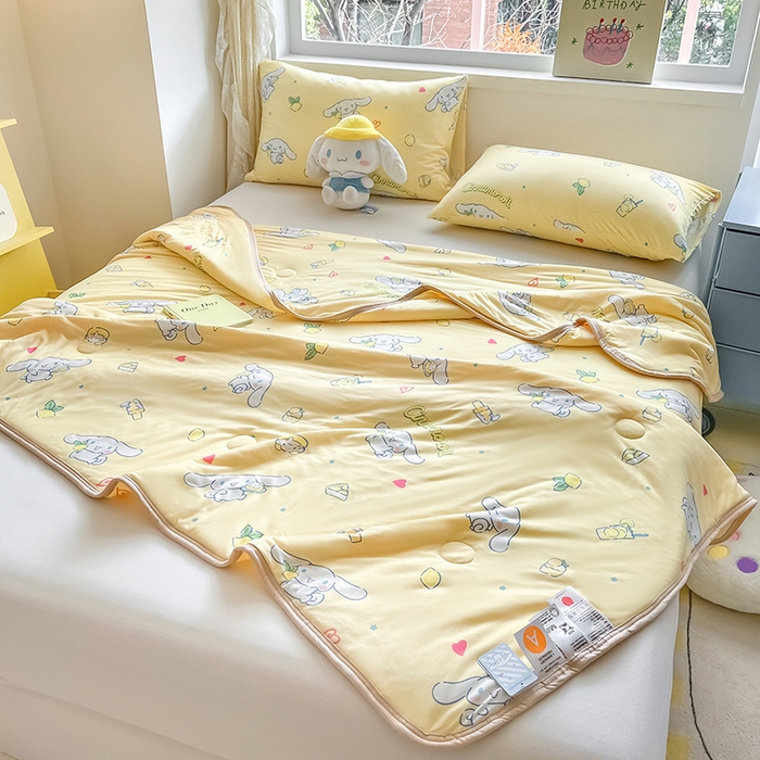 91家纺网 家纺一手货源 找家纺 桃子家居 2024新款A类三丽鸥正版授权高品质牛奶丝软糯针织棉夏被系列 针织棉三丽鸥-柠檬玉桂狗