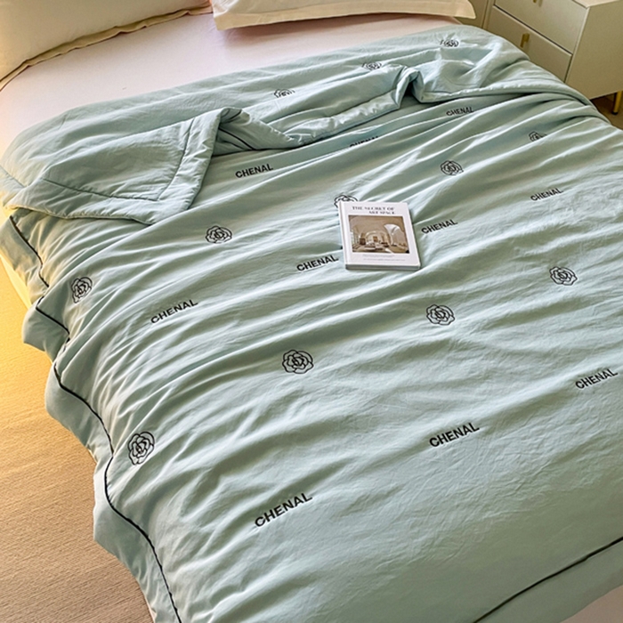 91家纺网 家纺一手货源 找家纺 被靠被2024新款锦丝缎空调夏被-山茶花 甘蓝绿