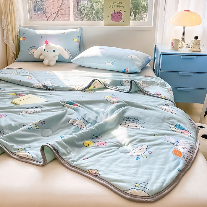 91家纺网 家纺一手货源 找家纺 金爱家 2024新款A类三丽鸥正版授权高品质牛奶丝软糯针织棉夏被系列 针织棉三丽鸥-可爱玉桂狗