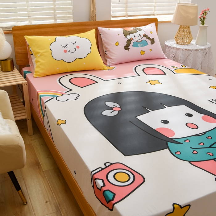 91家纺网 家纺一手货源 找家纺 沐白家居 2024新款纯棉喷气133*72二次元大版印花单床笠 那个女孩