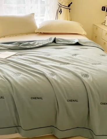 91家纺网 家纺一手货源 找家纺 被靠被2024新款锦丝缎空调夏被-山茶花 甘蓝绿