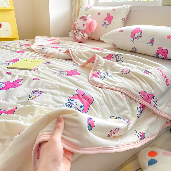 91家纺网 家纺一手货源 找家纺 金爱家 2024新款A类三丽鸥正版授权高品质牛奶丝软糯针织棉夏被系列 针织棉三丽鸥-草莓甜筒美乐蒂