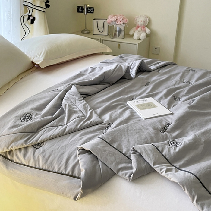 91家纺网 家纺一手货源 找家纺 被靠被2024新款锦丝缎空调夏被-山茶花 青岩灰