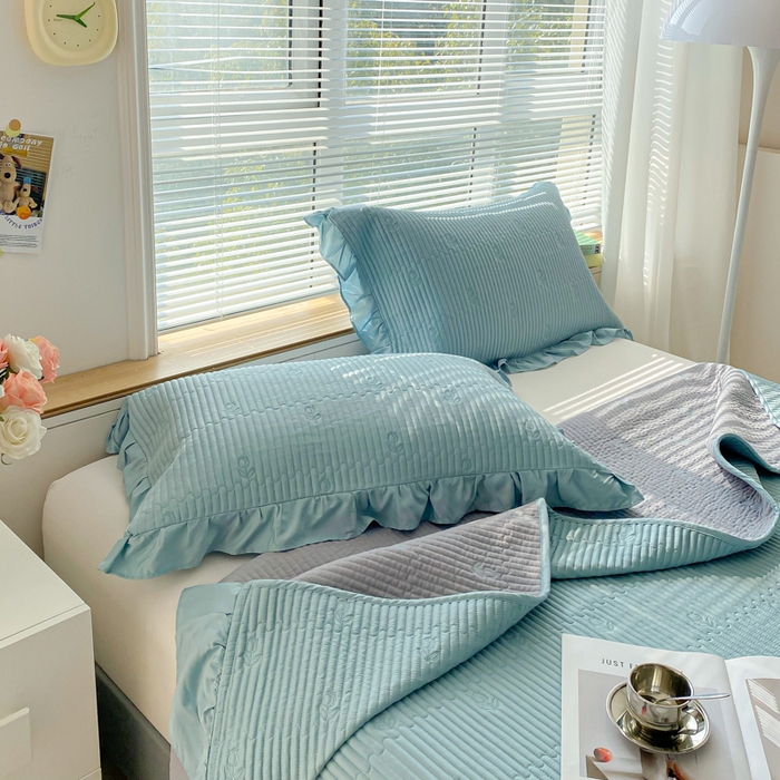 91家纺网 家纺一手货源 找家纺 胜权家纺 2024新款A类60S天丝夹棉绣花床盖三件套 静待花开--海藻蓝