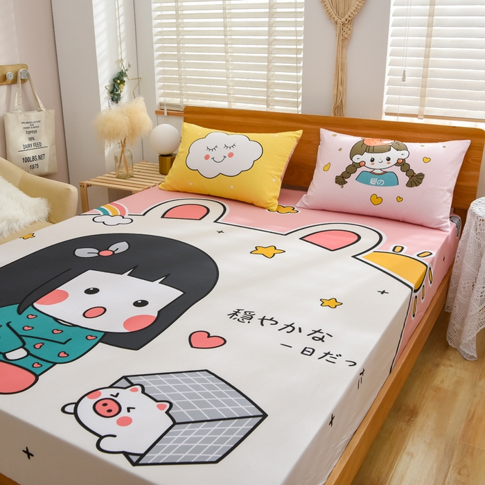 91家纺网 家纺一手货源 找家纺 沐白家居 2024新款纯棉喷气133*72二次元大版印花单床笠 那个女孩