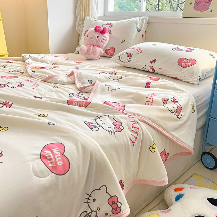 91家纺网 家纺一手货源 找家纺 桃子家居 2024新款A类三丽鸥正版授权高品质牛奶丝软糯针织棉夏被系列 针织棉三丽鸥-心心kitty