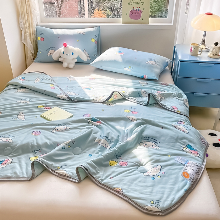 91家纺网 家纺一手货源 找家纺 金爱家 2024新款A类三丽鸥正版授权高品质牛奶丝软糯针织棉夏被系列 针织棉三丽鸥-可爱玉桂狗