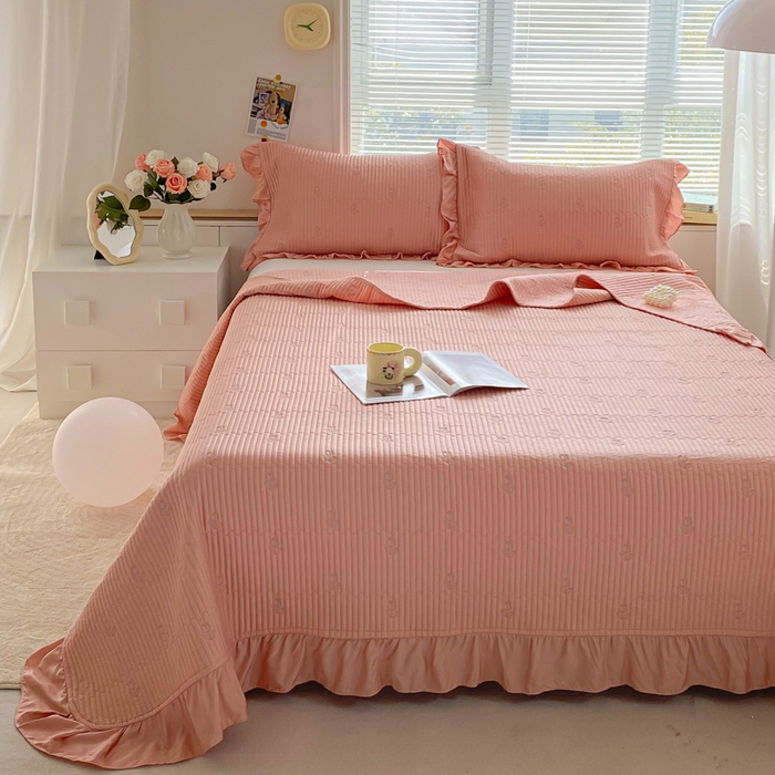 91家纺网 家纺一手货源 找家纺 胜权家纺 2024新款A类60S天丝夹棉绣花床盖三件套 静待花开--香草玉