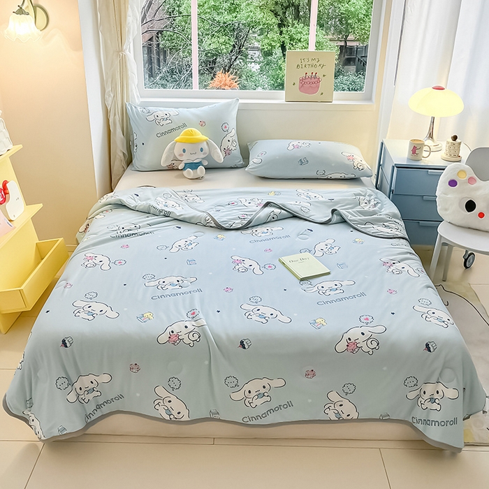 91家纺网 家纺一手货源 找家纺 桃子家居 2024新款A类三丽鸥正版授权高品质牛奶丝软糯针织棉夏被系列 针织棉三丽鸥-牛奶甜点玉桂狗