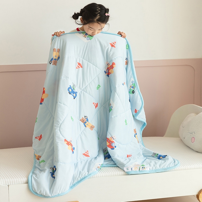 91家纺网 家纺一手货源 找家纺 艾佳宝贝 2024春夏凉感丝儿童糖果夏被 飞行小车