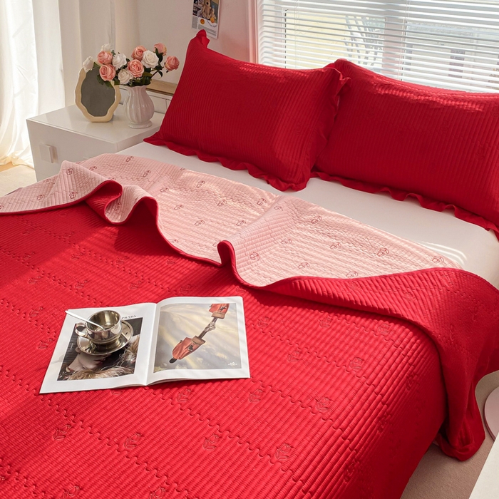 91家纺网 家纺一手货源 找家纺 胜权家纺 2024新款A类60S天丝夹棉绣花床盖三件套 静待花开--火山红