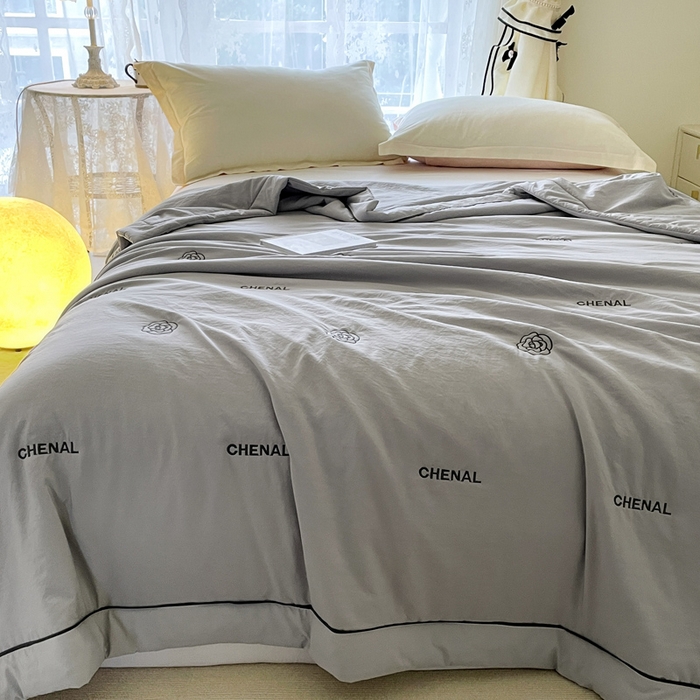 91家纺网 家纺一手货源 找家纺 被靠被2024新款锦丝缎空调夏被-山茶花 青岩灰