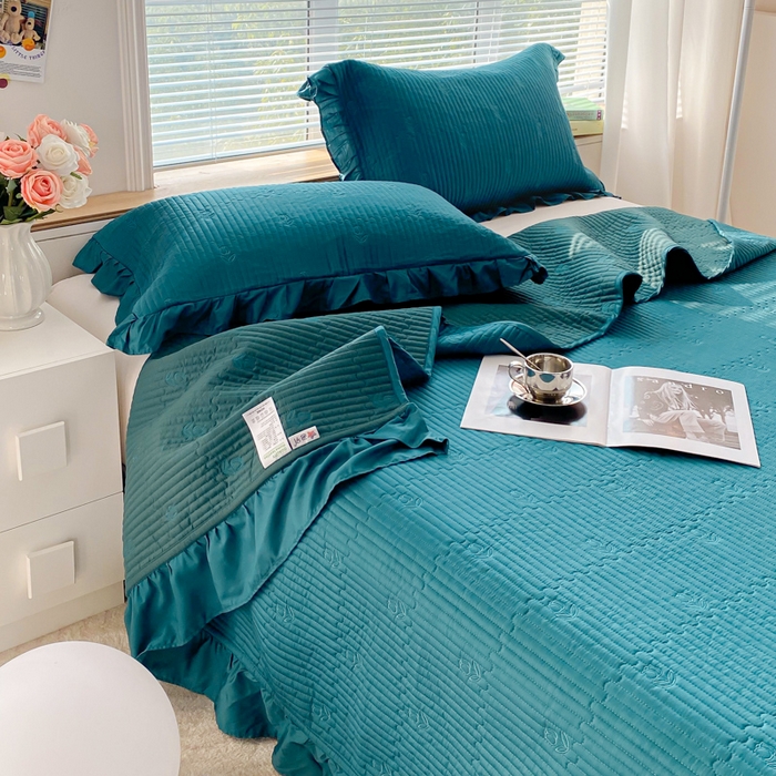 91家纺网 家纺一手货源 找家纺 胜权家纺 2024新款A类60S天丝夹棉绣花床盖三件套 静待花开--绅士蓝